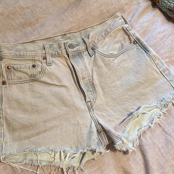 Levi’s 501 Hi Rise Women’s Light Blue Pink Tint Raw Hem Shorts/Sz:28 - Picture 3 of 7